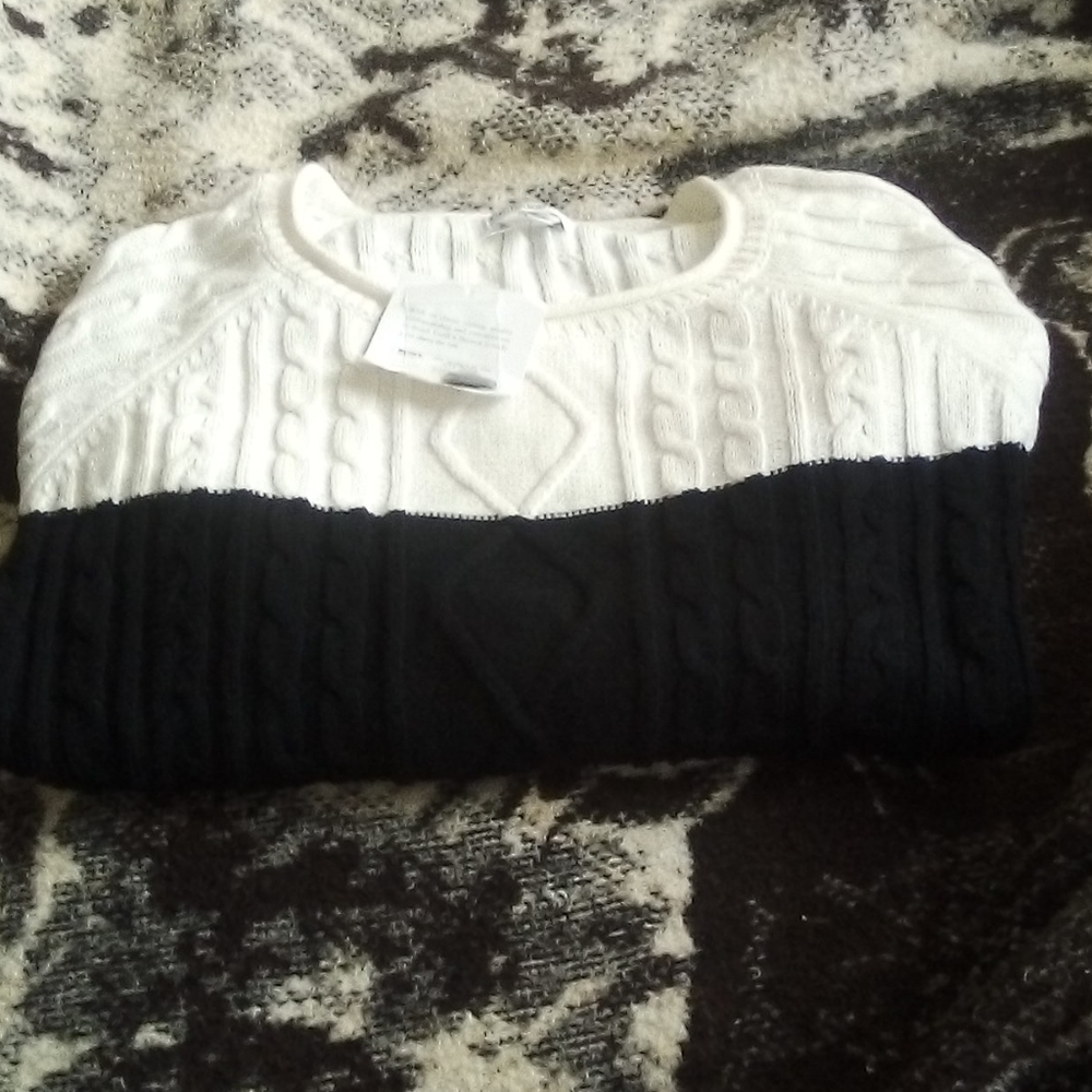 Croft and Barrow color block sweater in size L.